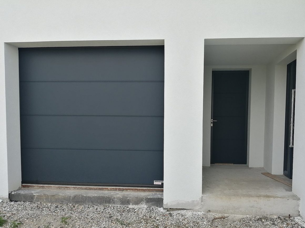 Sekcionálna garážová brána a vedľajšie dvere do garáže