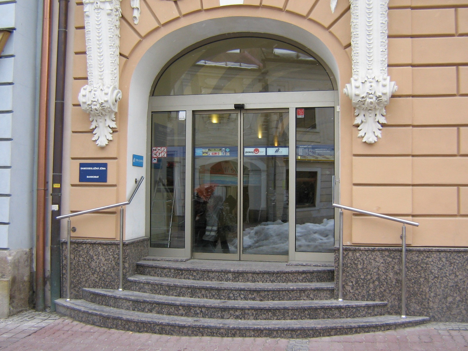 Automatické vstupné dvere na historickej budove