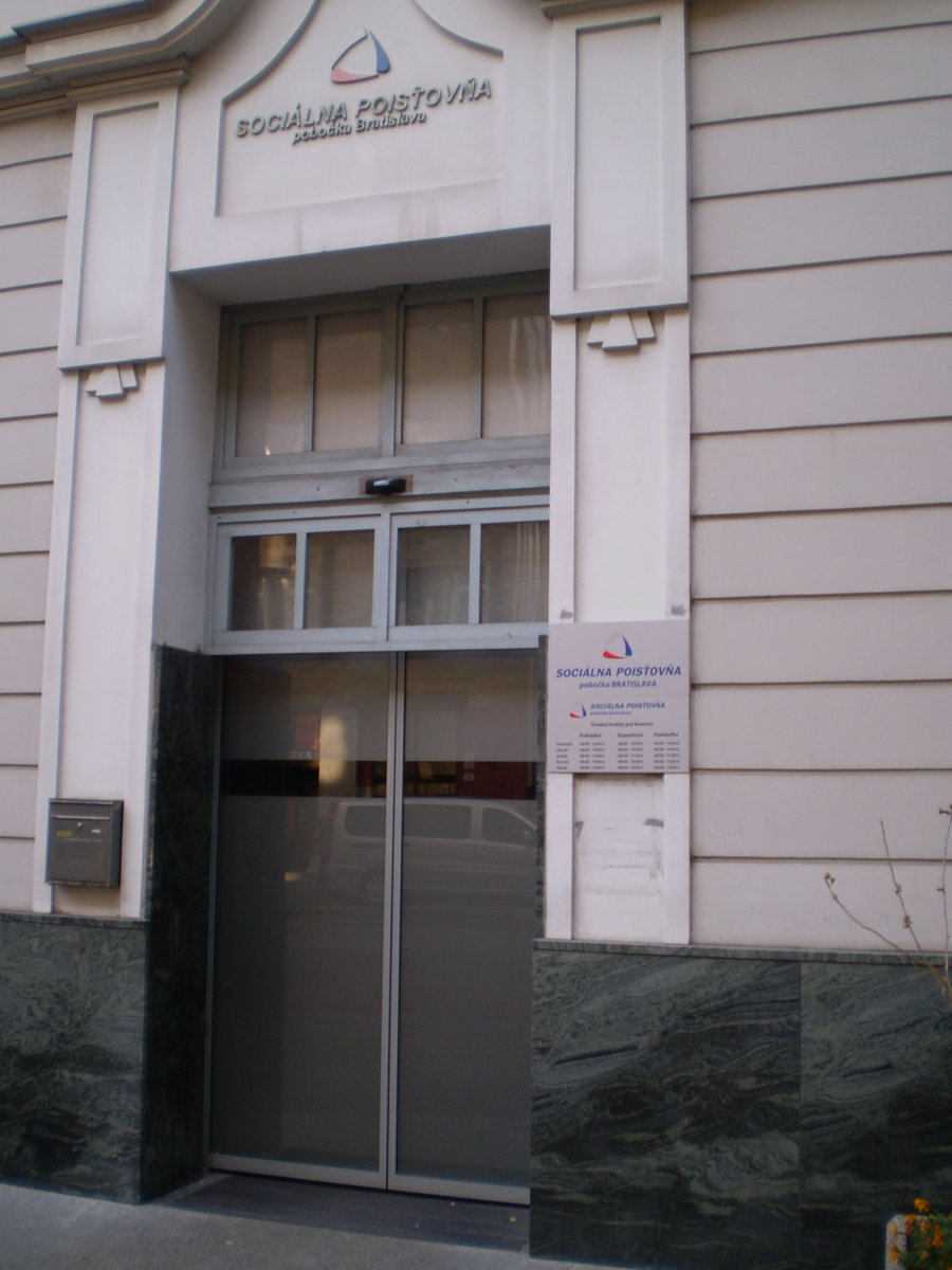 Automatické dvere v administratívnom objekte