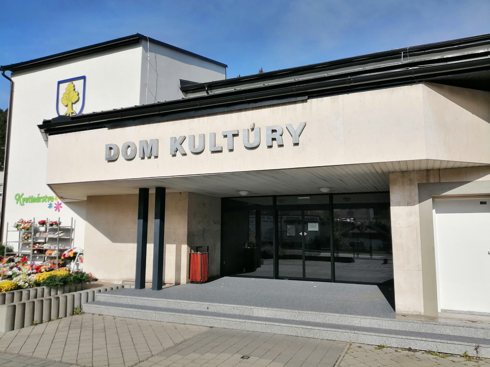 Automatické dvere pri vstupe do kultúrneho domu