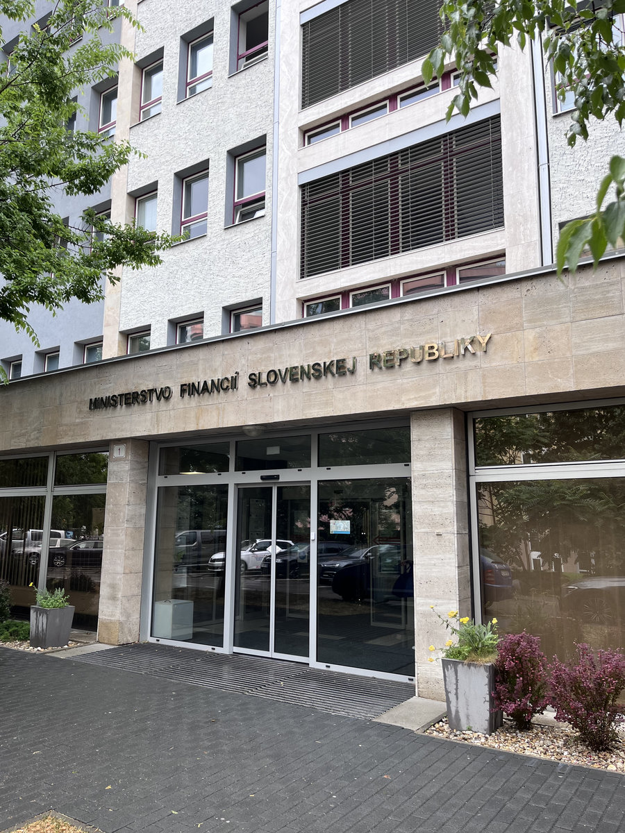 Automatické vstupné dvere na budove ministerstva financií