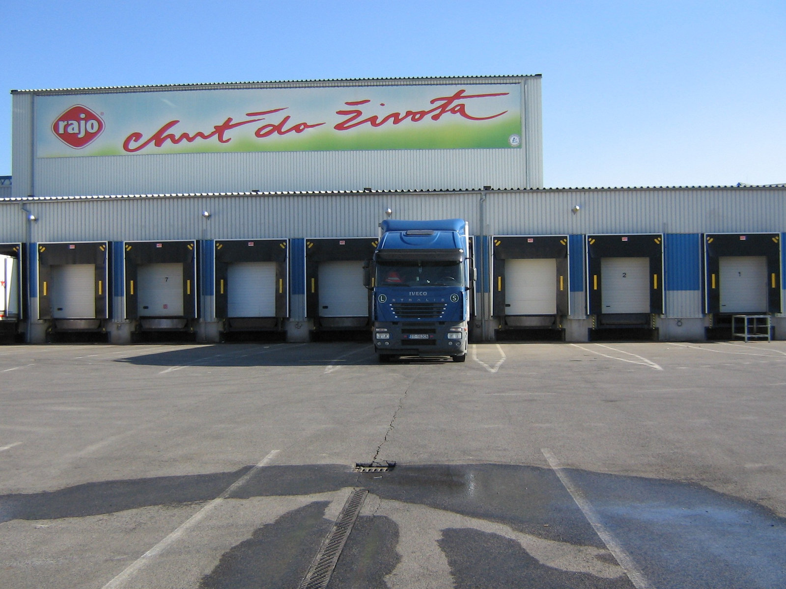 Nakladacie miesta pri logistickej budove
