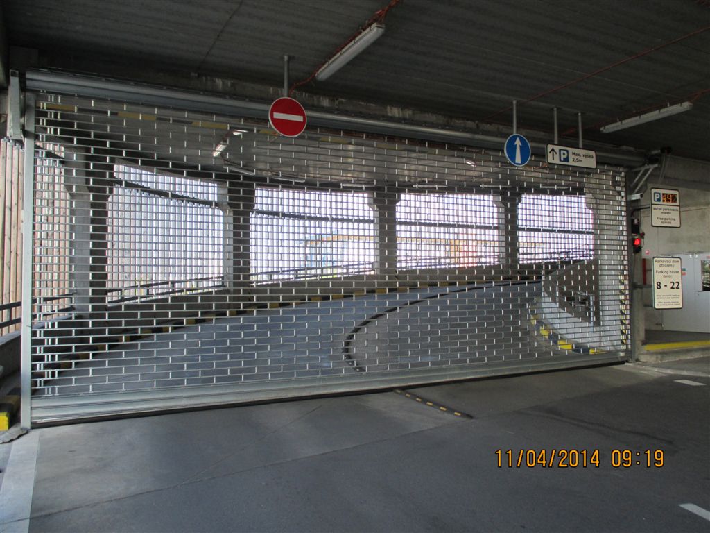 Detail mrežového uzáveru obchodného priestoru
