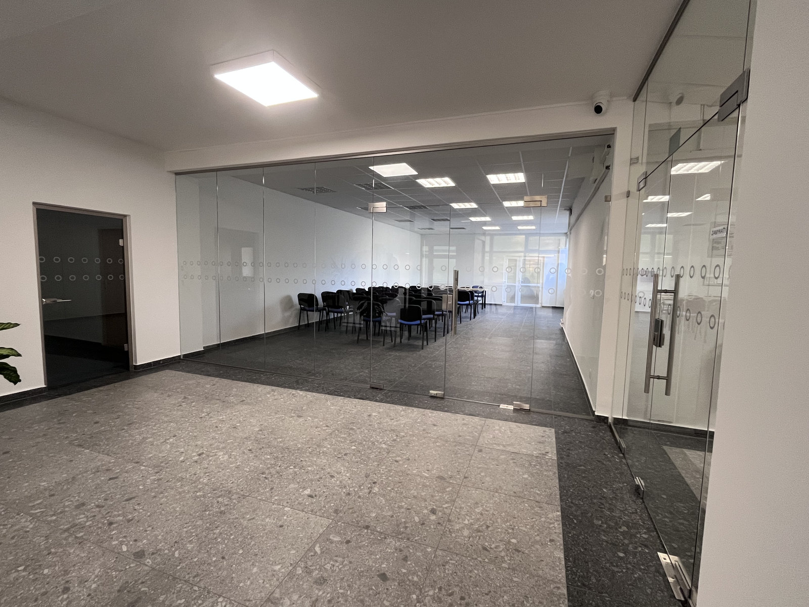 Sklenené deliace steny v administratívnom interiéri