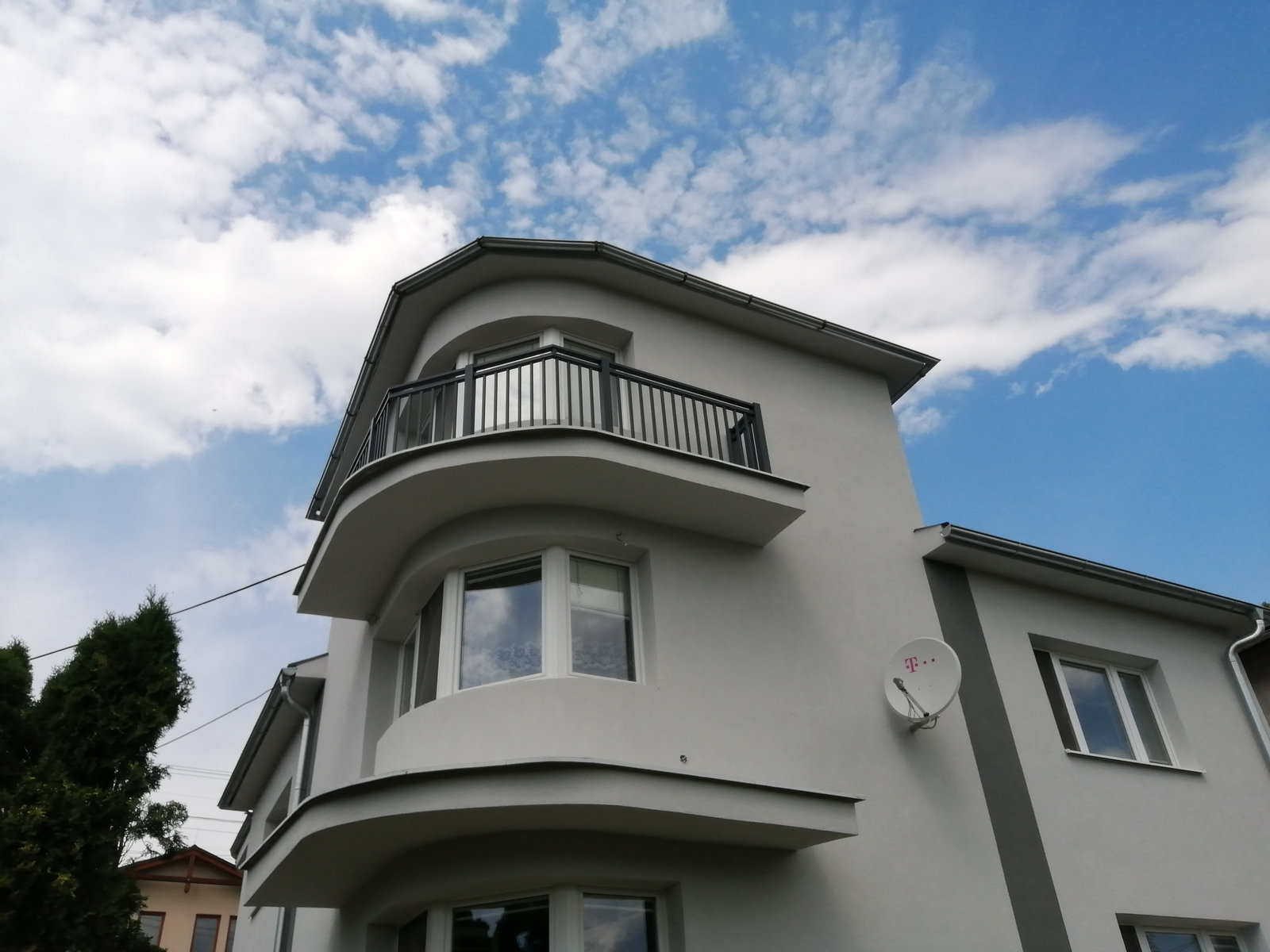 Hliníkové zábradlie na balkóne bytového domu