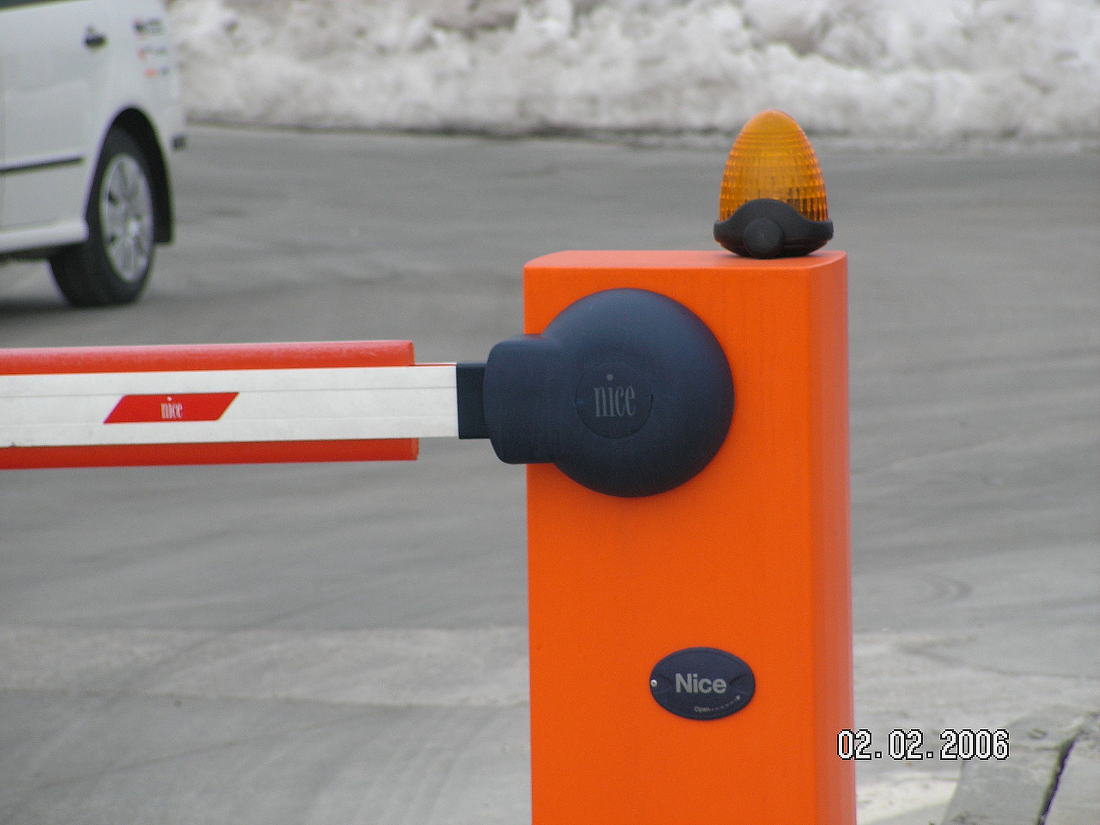 Detail automatickej závory so signalizačným majákom