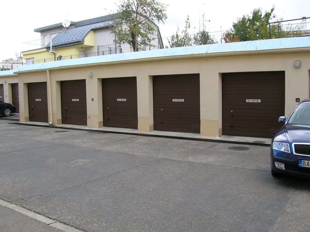 Sekcionálna garážová brána