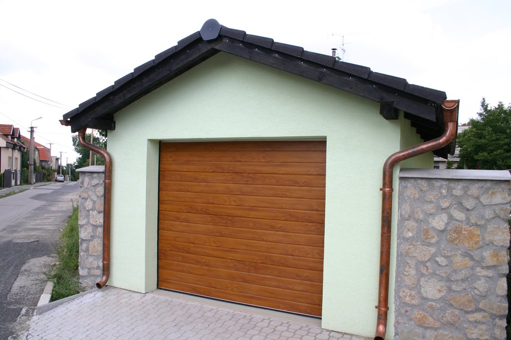Sekcionálna garážová brána